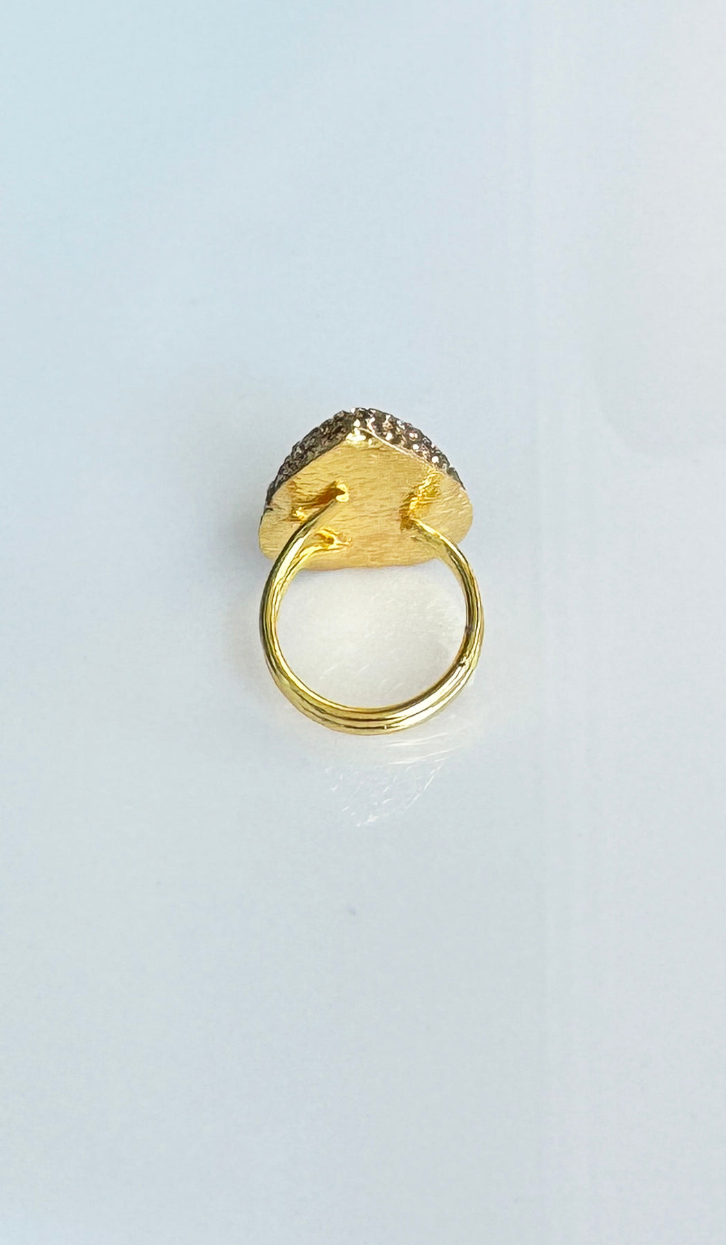 Bague en forme de larme en nacre et cristaux fumés