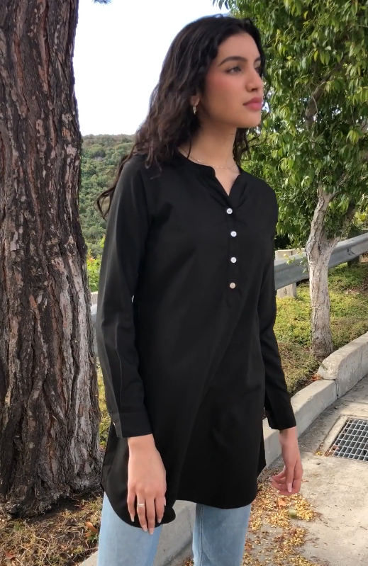 Woman outside wearing Parisa tunic in Black. 