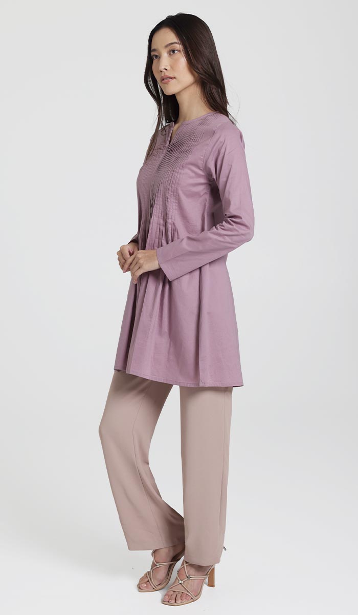 Woman turned to the side wearing modest Asman tunic in Dusty Mauve. 