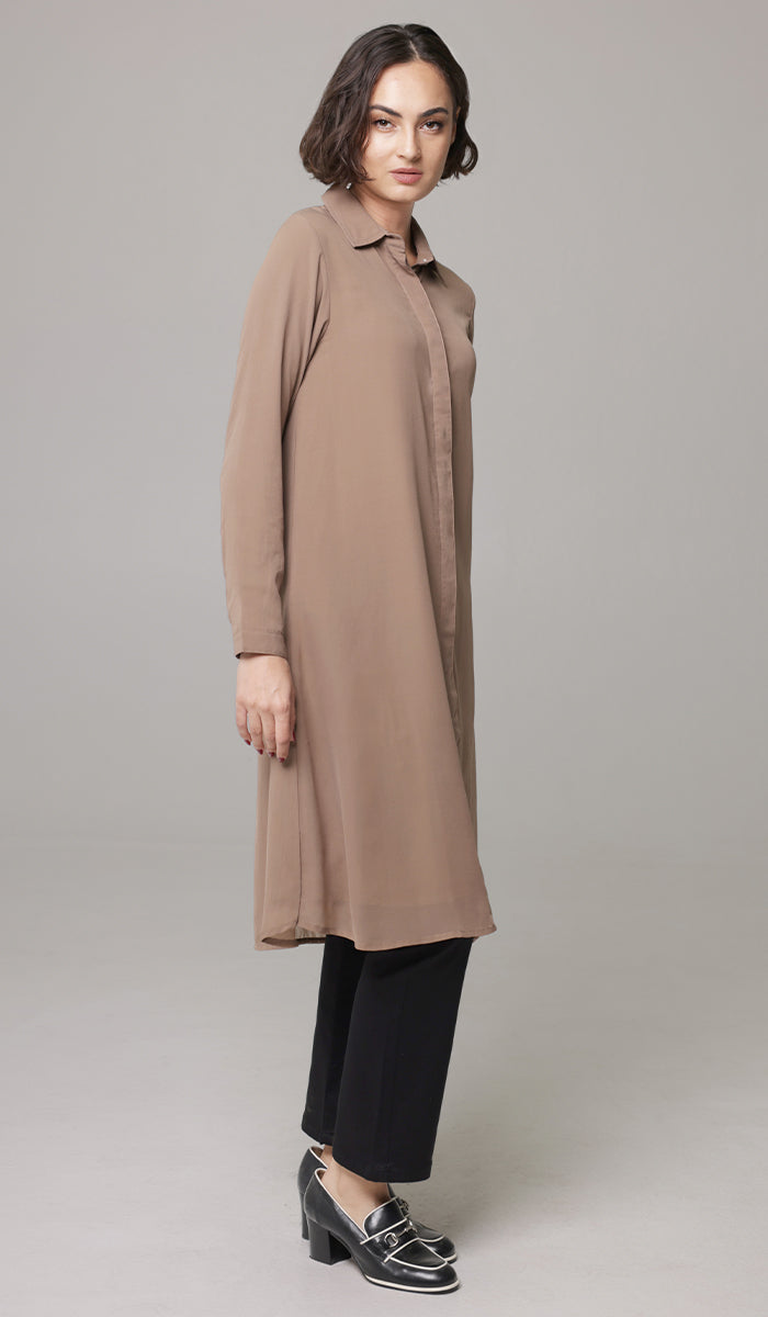 Side view of woman wearing Asra Buttondown shirt jacket in Mocha. 