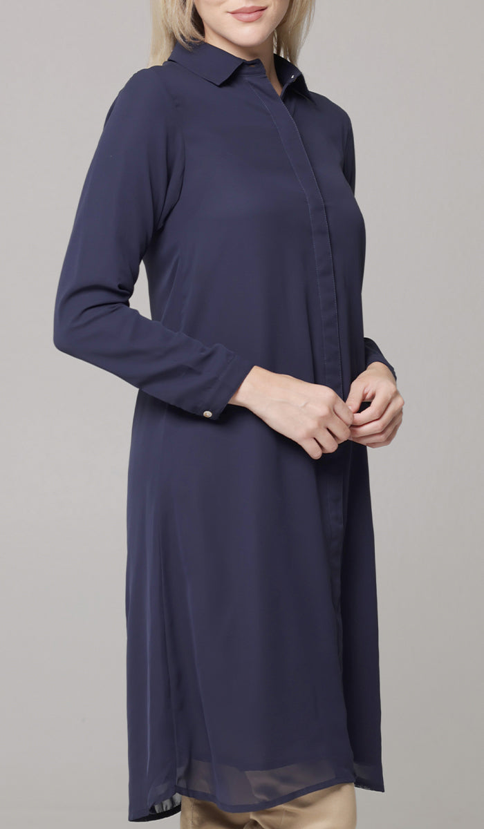 Woman wearing Asra tunic in Navy. 