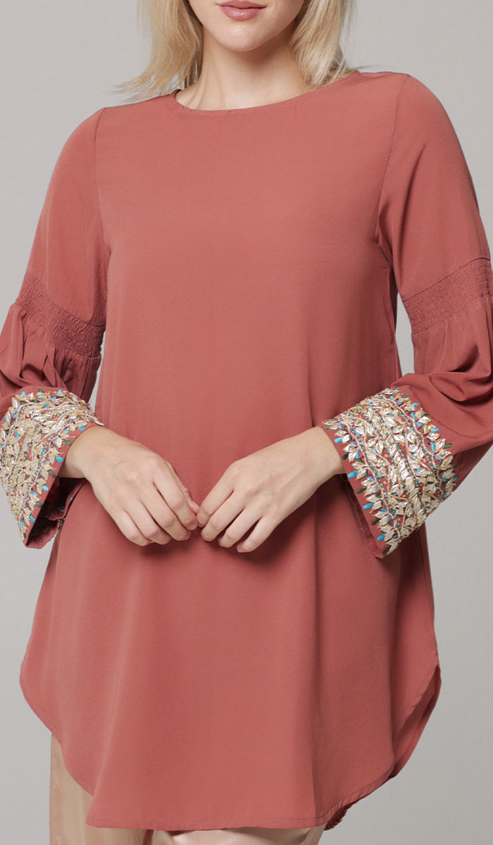 Woman wearing Esme tunic in Rose.