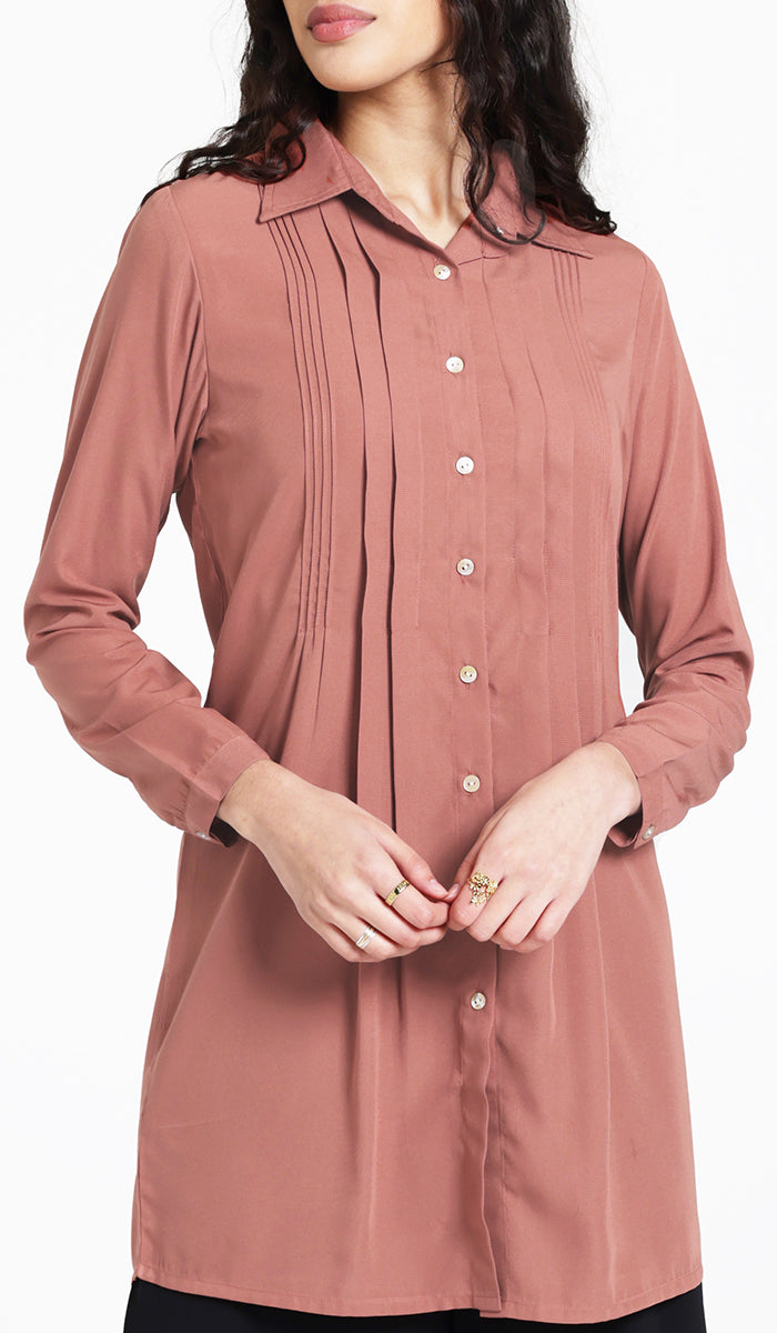 Woman wearing Hanane tunic in Rose. 