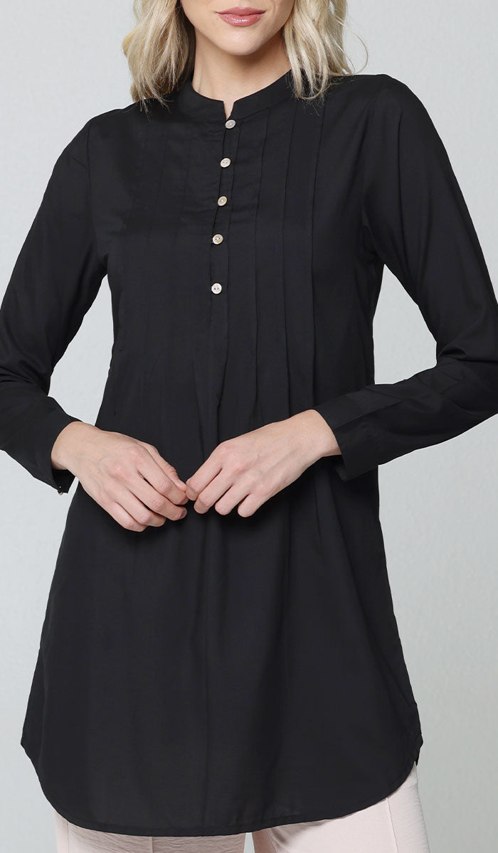 Woman wearing Hurin Mostly Cotton tunic in Black. 