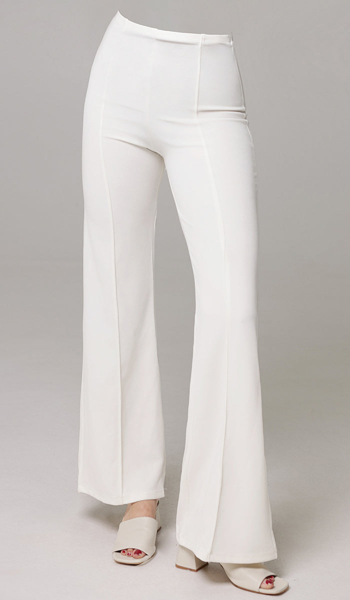 Woman wearing Riva pants in White.