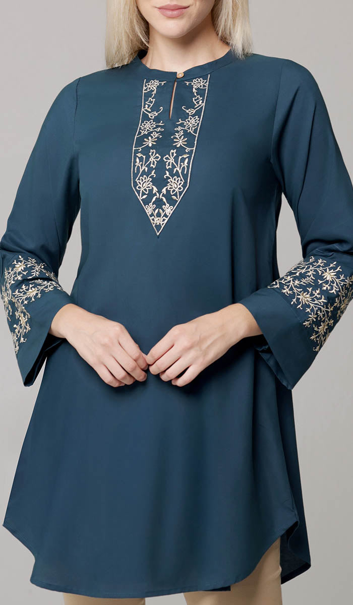 Woman wearing Zoha tunic in Teal/Gold.