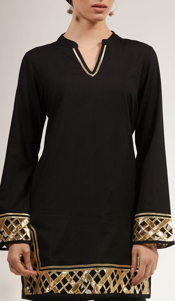 Woman wearing modest Behnaz tunic in Black. 